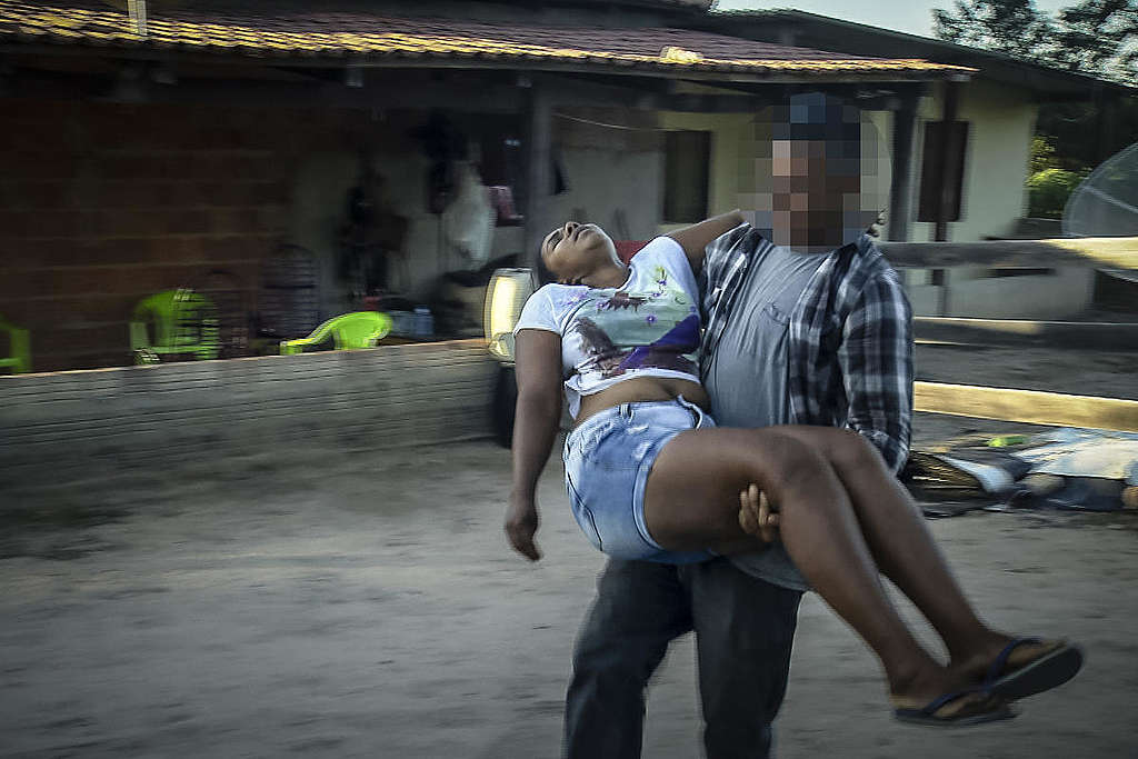 Woman faints during armed raid in Estrondo Estate, Brazil. © Greenpeace Woman faints during armed raid in Estrondo Estate, Brazil. © Greenpeace