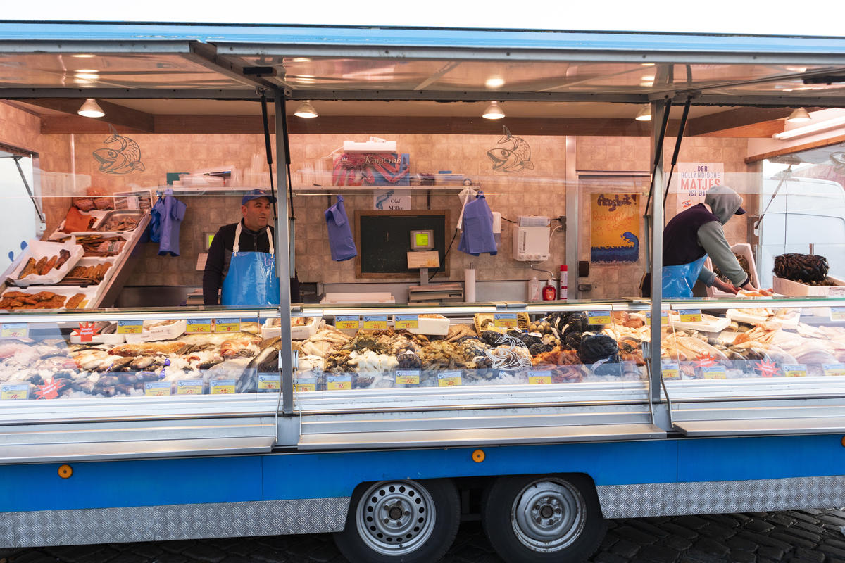Mussel and Shrimp Buying at Fish Market in Hamburg. © Joerg Modrow / Greenpeace