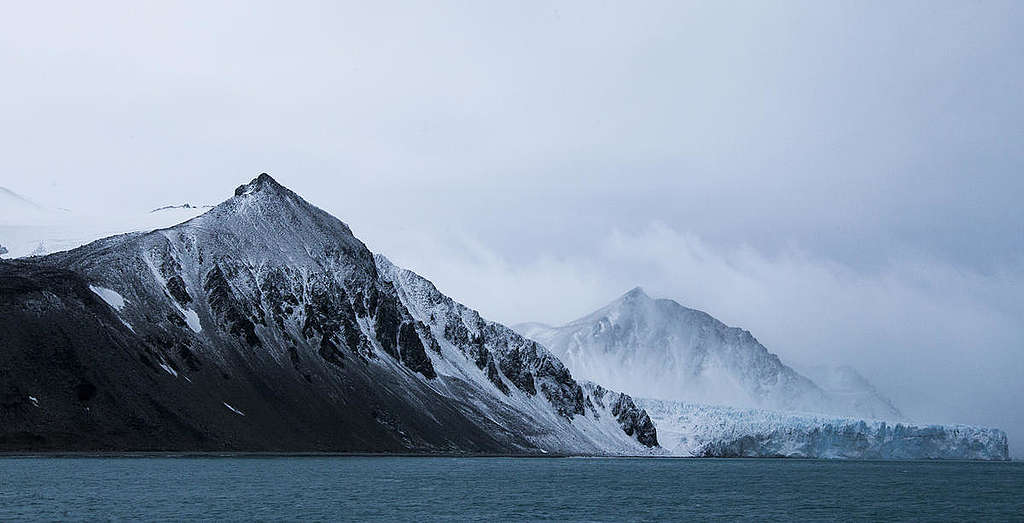False Bay Glaciers in the Antarctic. © Paul Hilton / Greenpeace False Bay Glaciers in the Antarctic. © Paul Hilton / Greenpeace