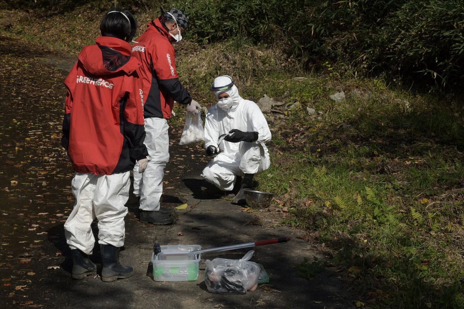 Greenpeace radiation survey team in Fukushima, Japan ©︎ Shaun Burnie/Greenpeace