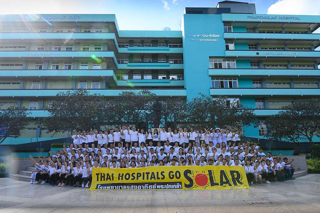 Solar Rooftop at Prapokklao Hospital in Thailand. © Roengchai  Kongmuang / Greenpeace