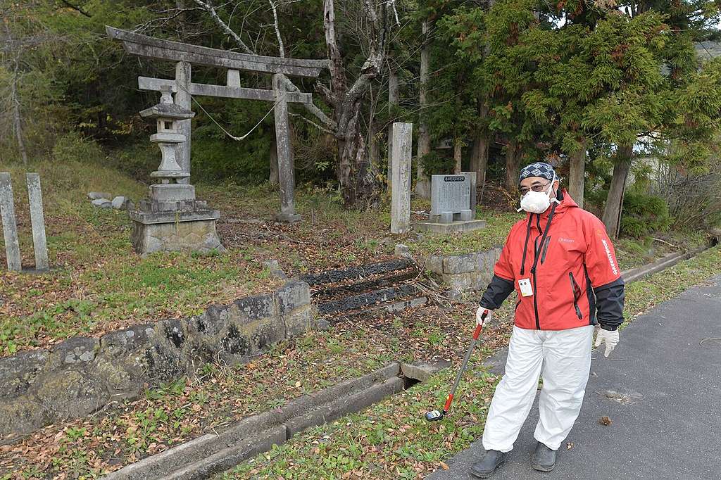 Greenpeace radiation survey team in Fukushima, Japan ©︎ Shaun Burnie / Greenpeace