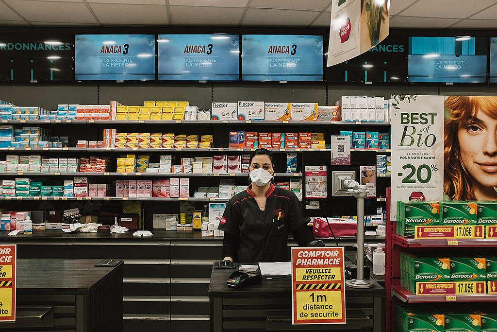 Cashier in Marseille during the Corona Virus Shutdown. © Theo Giacometti / / Greenpeace Cashier in Marseille during the Corona Virus Shutdown. © Theo Giacometti / / Greenpeace