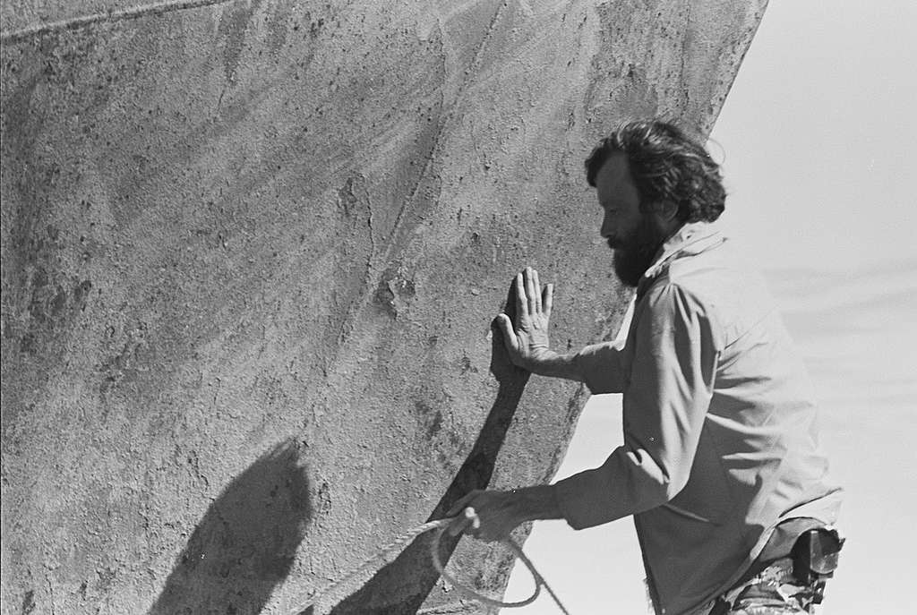 Bob Hunter, places his hand on the stopped Soviet harpoon ship in the Pacific near Hawaii. © Greenpeace / Rex Weyler