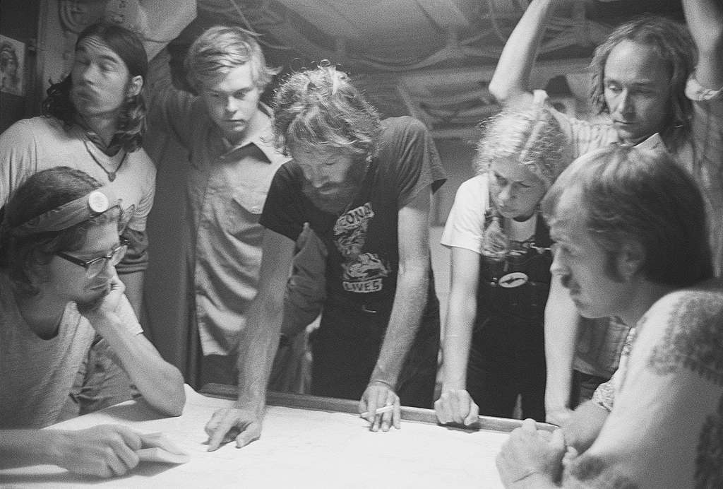 James Bay crew tracks the Soviet whalers. © Greenpeace / Rex Weyler