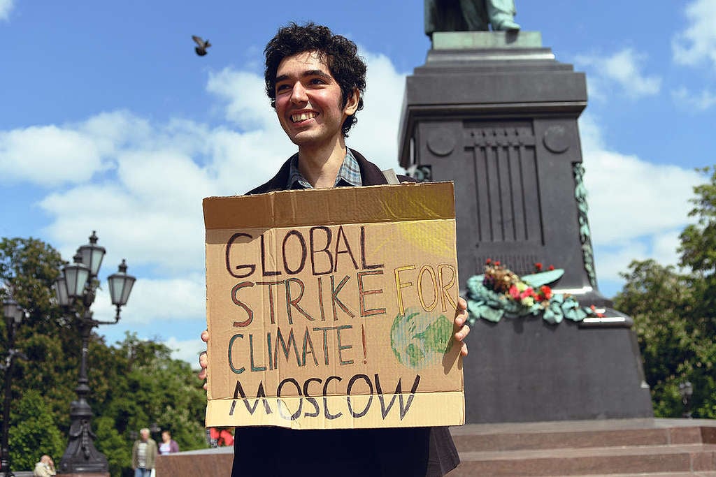 Lone Climate Strike Protester Arshak Makichyan in Moscow. © Anna Antanaytite / Greenpeace