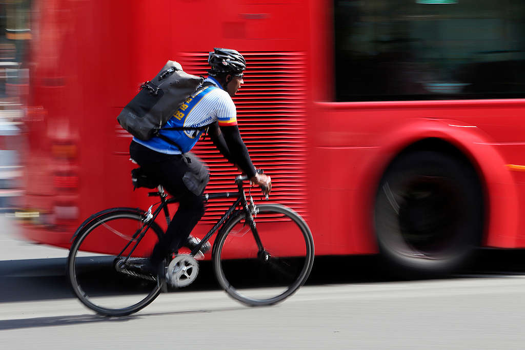 Cycling in Central London. © Jiri Rezac / Greenpeace