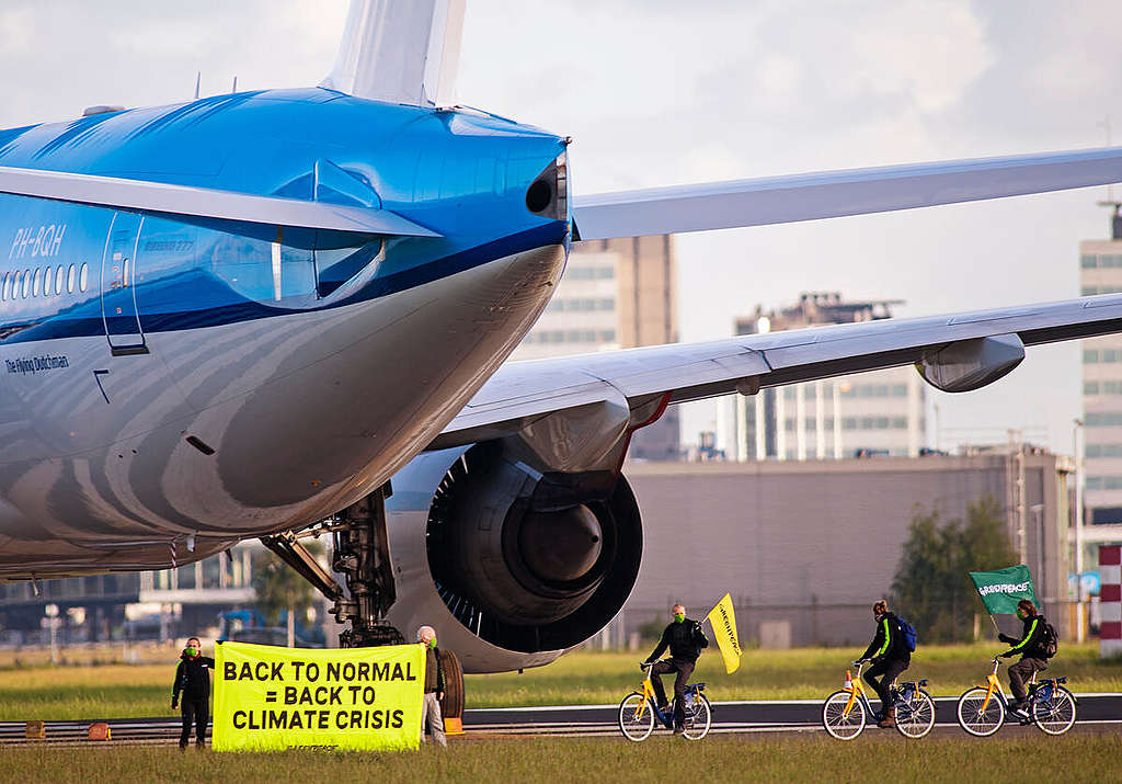 Activists Demand Climate Conditions Bailout at Schiphol, Amsterdam. © Marten van Dijl / Greenpeace