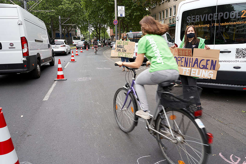 Group Action Day with Pop-Up Bike Lane in Cologne. © Anne Barth / Greenpeace Group Action Day with Pop-Up Bike Lane in Cologne. © Anne Barth / Greenpeace