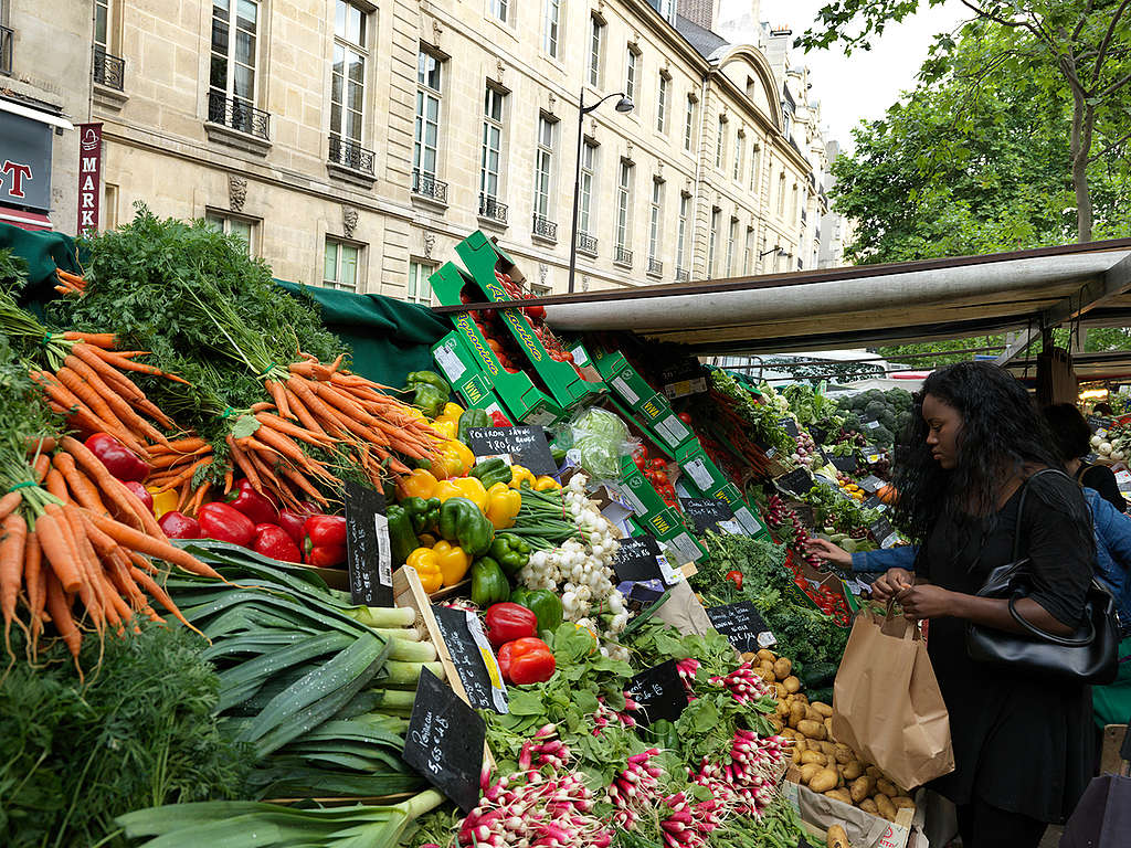 Ecological Produce at Farmers Market in Paris. © Peter Caton / Greenpeace