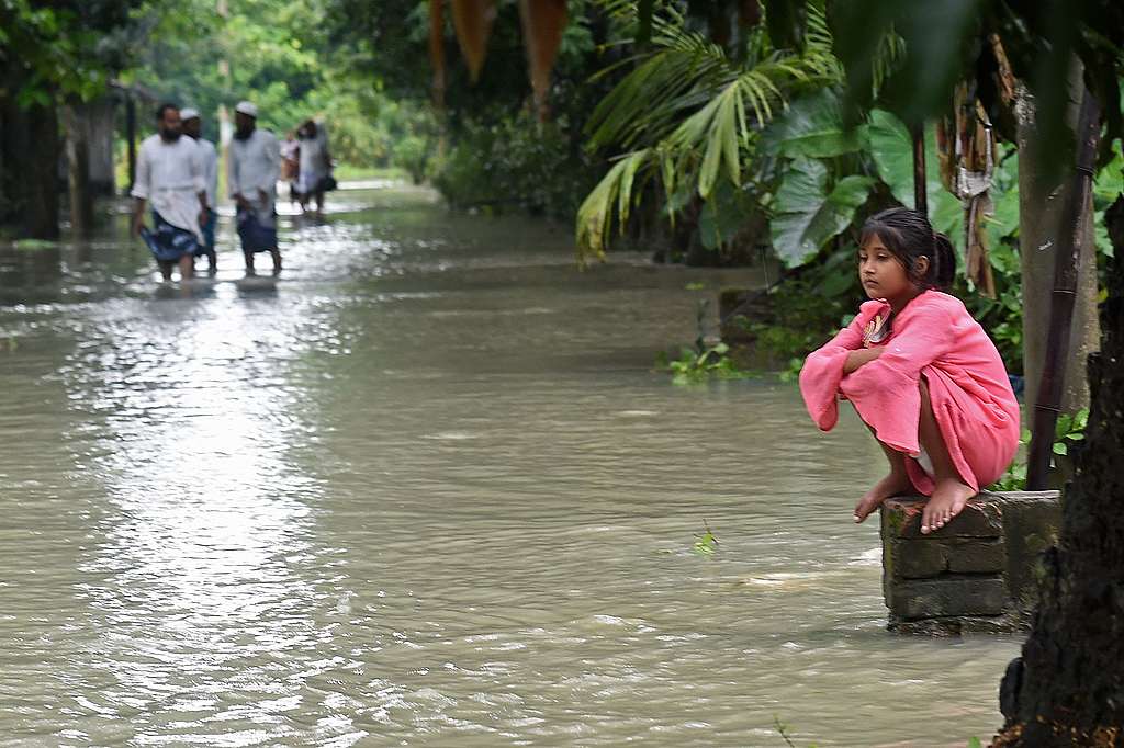 A girl sits alongside a flooded walkway in Sreenagar on July 20, 2020. - The death toll from heavy monsoon rains across South Asia has climbed to nearly 200. © MUNIR UZ ZAMAN / AFP / Getty Images