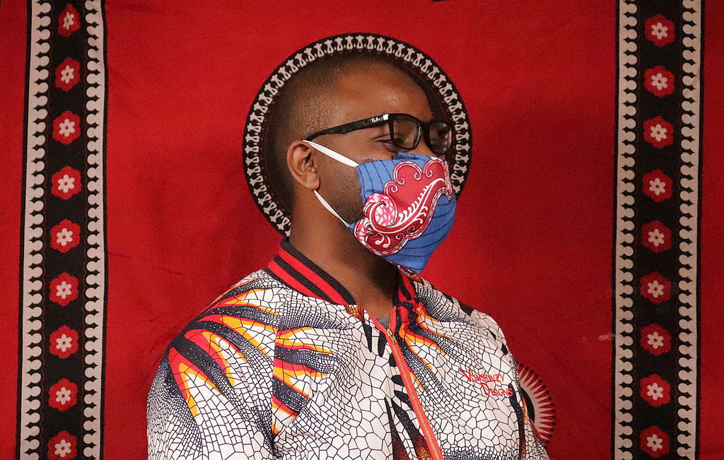 Man wearing mask. © Greenpeace