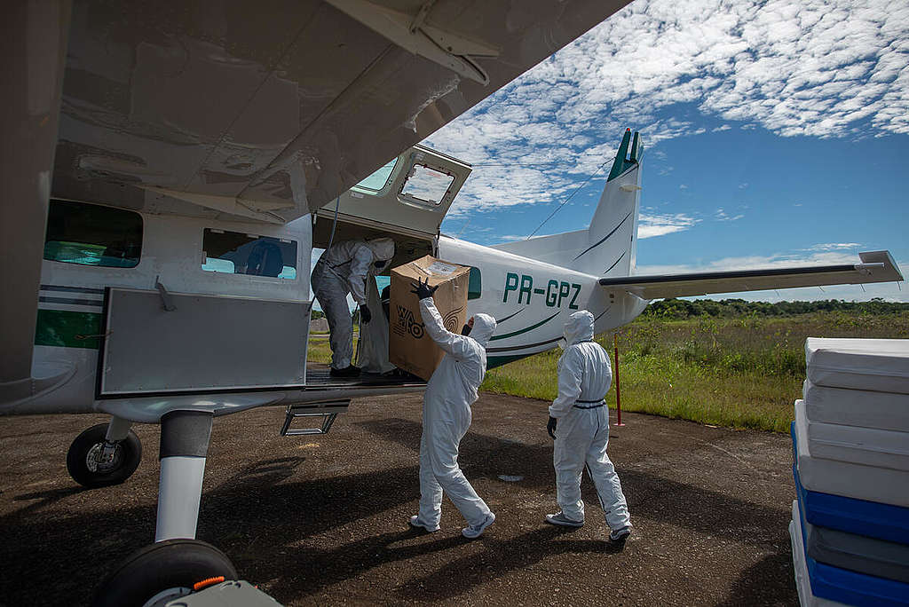 Wings of Emergency Project takes donations to support the fight against COVID-19 in São Gabriel da Cachoeira. © Christian Braga / Greenpeace © Christian Braga / Greenpeace Wings of Emergency Project takes donations to support the fight against COVID-19 in São Gabriel da Cachoeira. © Christian Braga / Greenpeace © Christian Braga / Greenpeace