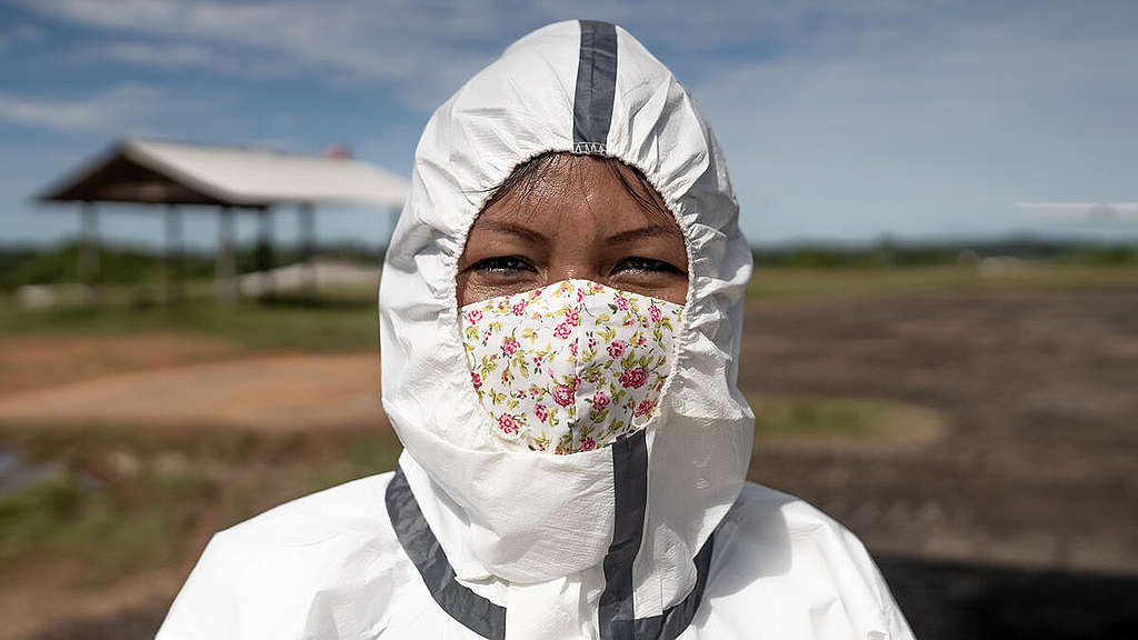 Janete Alves, from the Desana people, accompanied a Greenpeace flight to deliver the masks and hygiene and protection supplies to the Upper Rio Negro community © Christian Braga / Greenpeace. © Christian Braga / Greenpeace Janete Alves, from the Desana people, accompanied a Greenpeace flight to deliver the masks and hygiene and protection supplies to the Upper Rio Negro community © Christian Braga / Greenpeace © Christian Braga / Greenpeace
