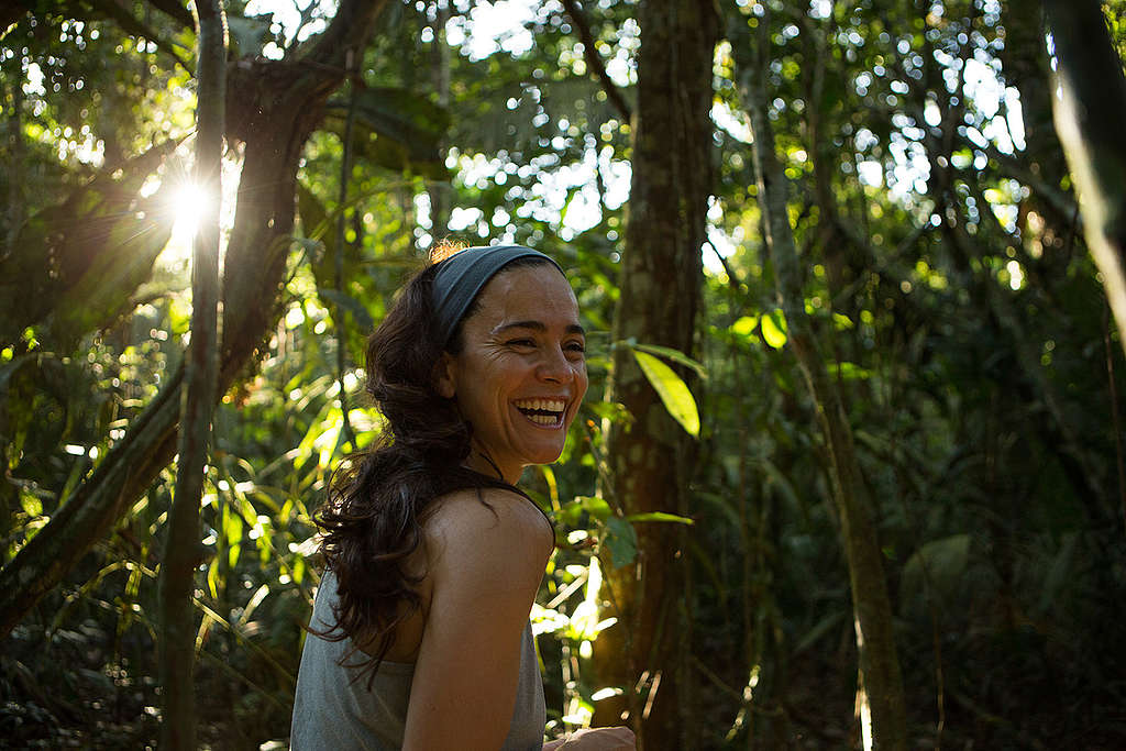 Alice Braga, Brazilian actress, visits the Sawré Muybu village to support the fight of the Munduruku people against a dam construction in the region. The Munduruku people have inhabited the Sawré Muybu village, in the heart of the Amazon, for generations. The Brazilian government plans to build a series of dams in the Tapajós river basin, which would severely threaten their way of life. The Munduruku demand the demarcation of their territory, which would ensure protection from such projects. © Otávio Almeida / Greenpeace