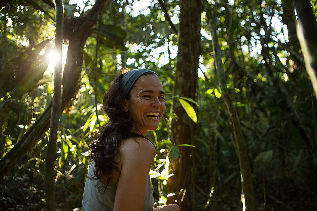 Portrait of Alice Braga in the Amazon. © Otávio Almeida / Greenpeace Alice Braga, Brazilian actress, visits the Sawré Muybu village to support the fight of the Munduruku people against a dam construction in the region. The Munduruku people have inhabited the Sawré Muybu village, in the heart of the Amazon, for generations. The Brazilian government plans to build a series of dams in the Tapajós river basin, which would severely threaten their way of life. The Munduruku demand the demarcation of their territory, which would ensure protection from such projects. © Otávio Almeida / Greenpeace