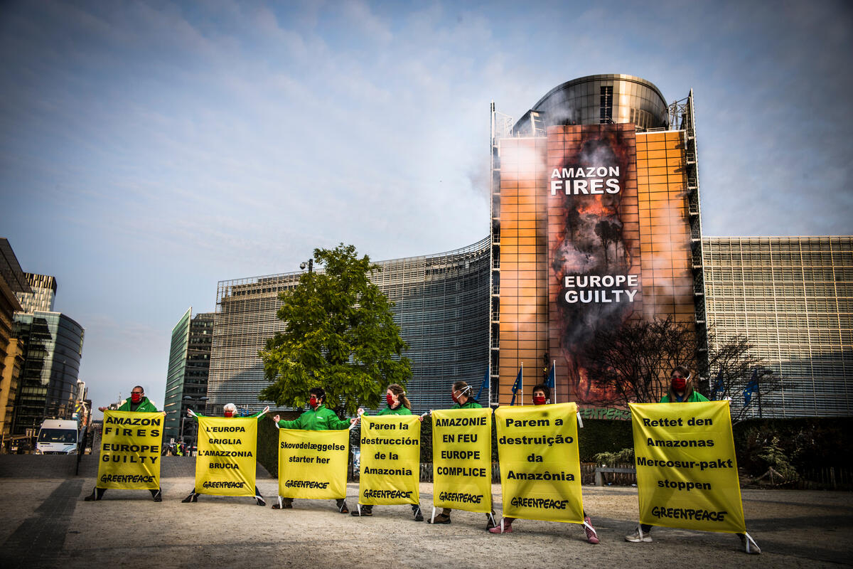 Activists at the EU Commission HQ, Brussels demand European leaders to act now. © Johanna de Tessières / Greenpeace