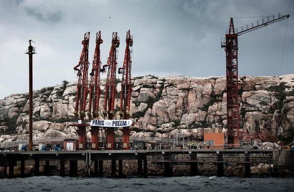 Activists from Greenpeace Nordic block crude oil tanker from unloading at Preem's oil refinery in Lysekil, Sweden. © Johanna Hanno / Greenpeace
