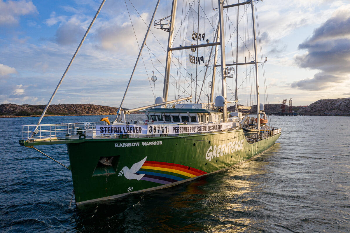Activists from Greenpeace Nordic blocking crude oil tanker heading to Preem's oil refinery in Lysekil, Sweden. © Rasmus Törnqvist / Greenpeace