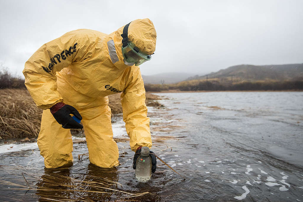 Sampling Activity at Lake Prilivnoe, Petropavlovsk-Kamchatsky in Russia. © Dmitry Sharomov / Greenpeace Sampling Activity at Lake Prilivnoe, Petropavlovsk-Kamchatsky in Russia. © Dmitry Sharomov / Greenpeace