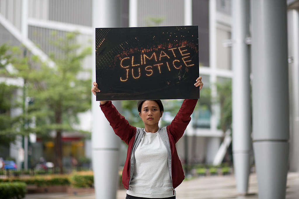 Activist Protest at Shell Headquarters in Manila. © Geric Cruz / Greenpeace