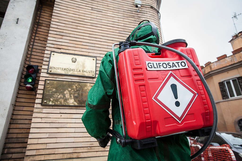 Glyphosate Action at Ministry of Health in Rome. © Francesco Alesi / Greenpeace