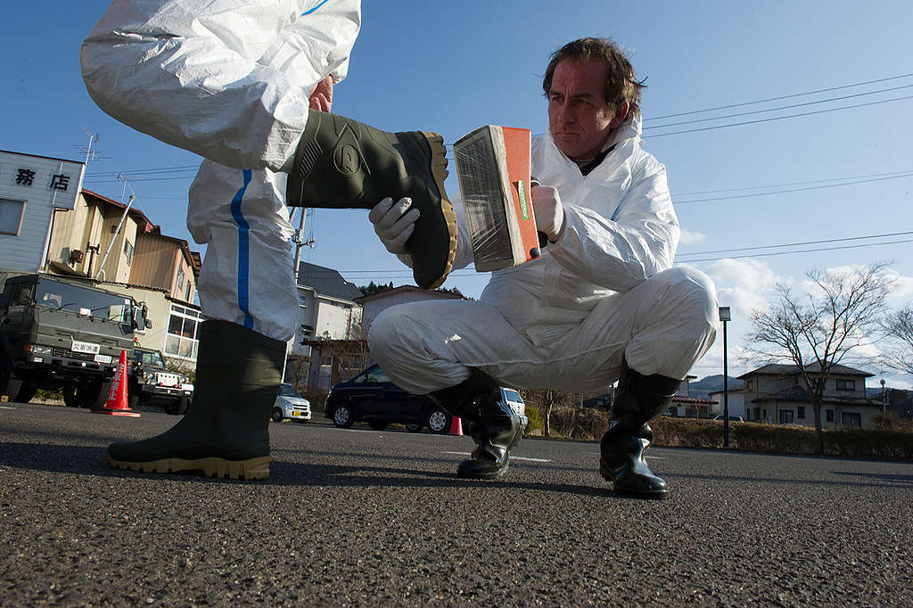 Measuring Radiation on Boot. © Christian Åslund / Greenpeace