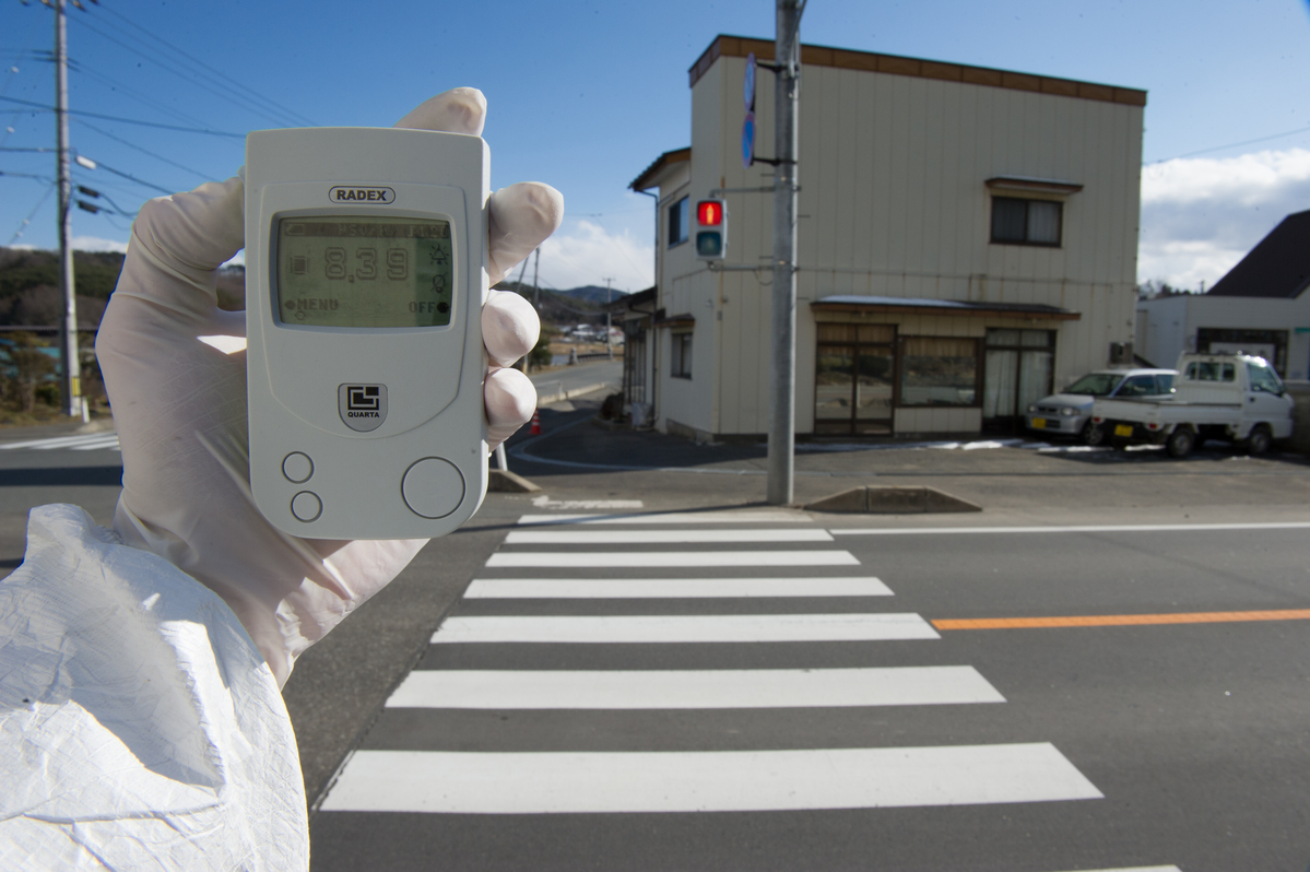 Measuring Radiation in Iitate. © Christian Åslund / Greenpeace