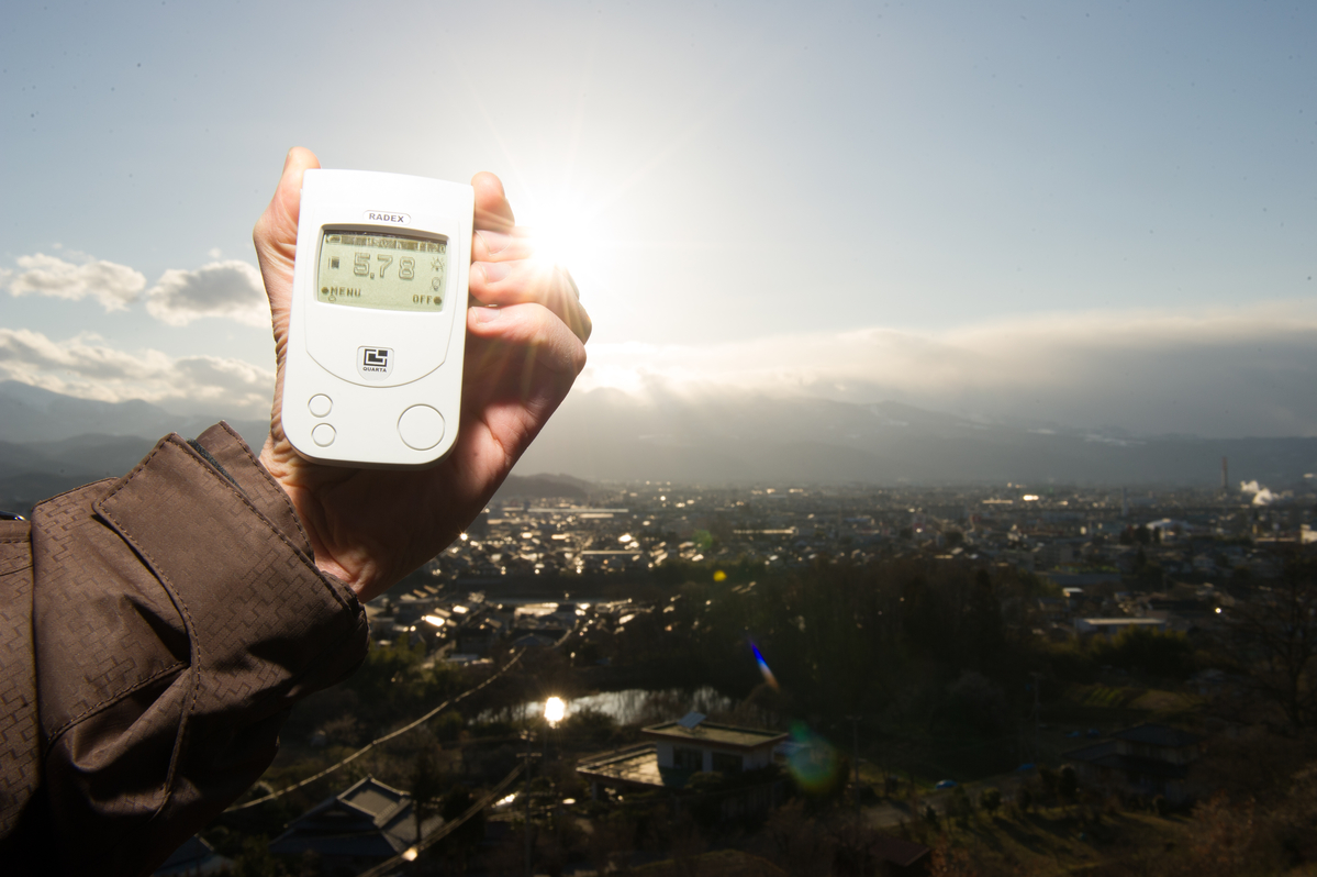 Measuring Radiation in Fukushima. © Christian Åslund / Greenpeace