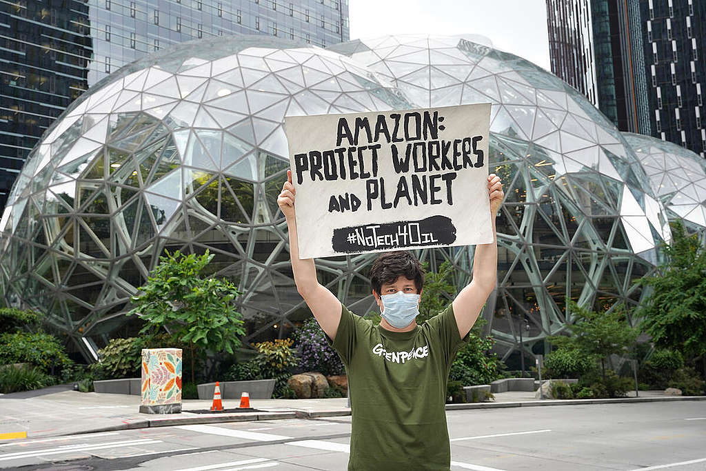 Message for Amazon in Seattle. © Marcus Donner / Greenpeace Message for Amazon in Seattle. © Marcus Donner / Greenpeace