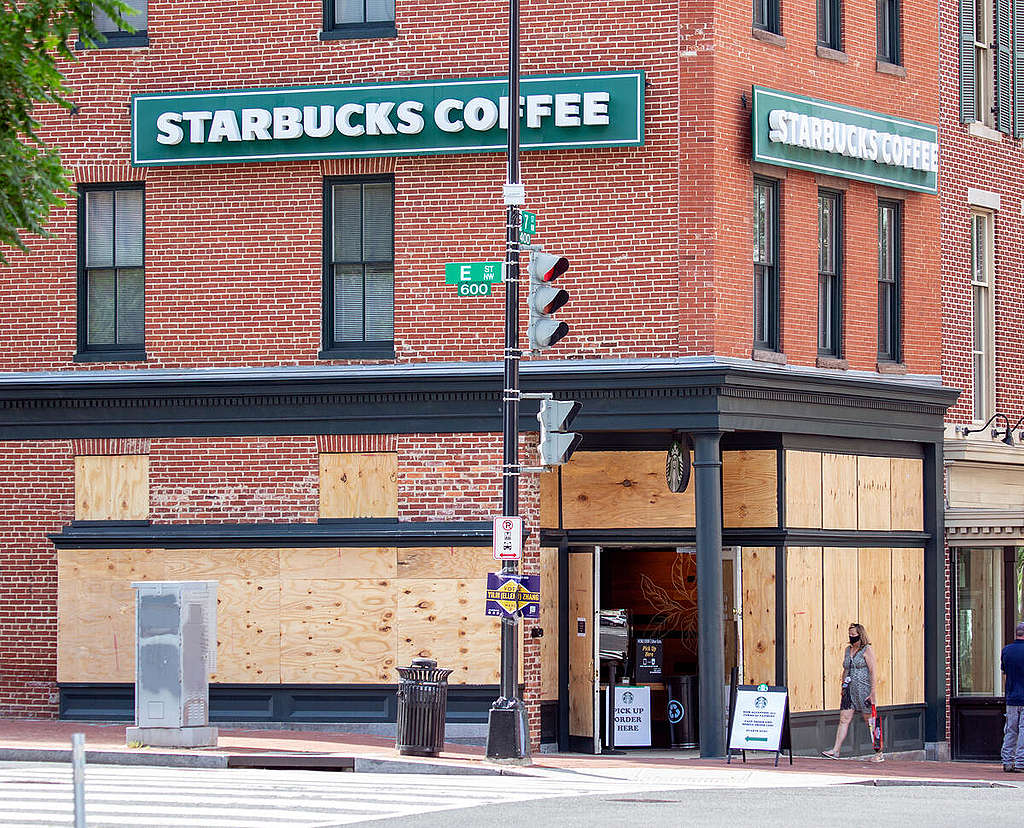 A boarded up Starbucks remains open during the covid-19 pandemic on Seventh Street NW in Washington.  © Tim Aubry / Greenpeace