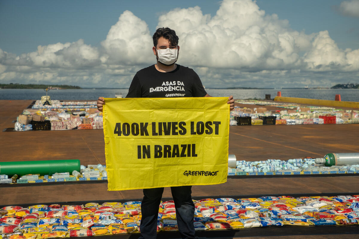 Action in Honor of 400 Thousand Lives Lost to Covid-19 in Brazil. © Christian Braga / Greenpeace