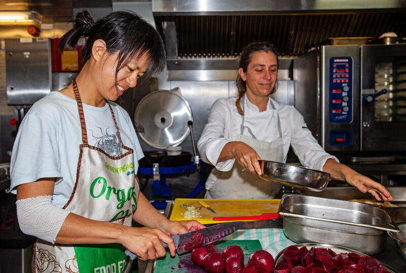 Life Onboard the Rainbow Warrior in the Pacific. © Marten van Dijl / Greenpeace