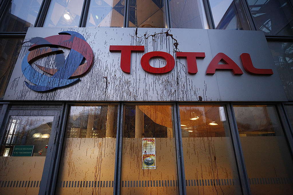 Oil Spill Protest at Total in Paris to Protect the Amazon Reef. © Simon Lambert / Greenpeace