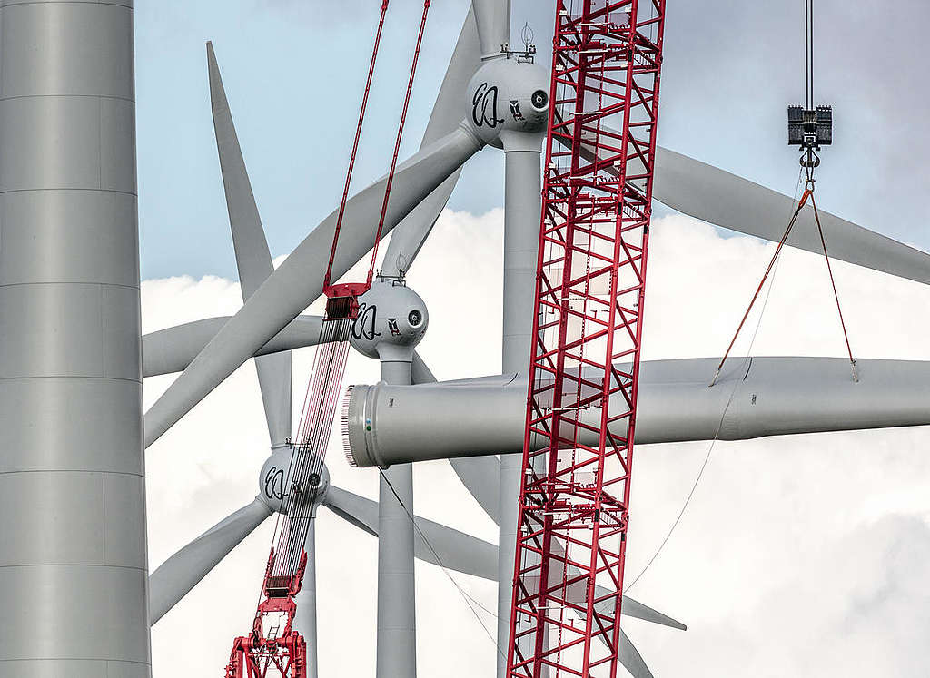 Construction at Wind Park in Feldheim, Germany. © Paul Langrock / Greenpeace