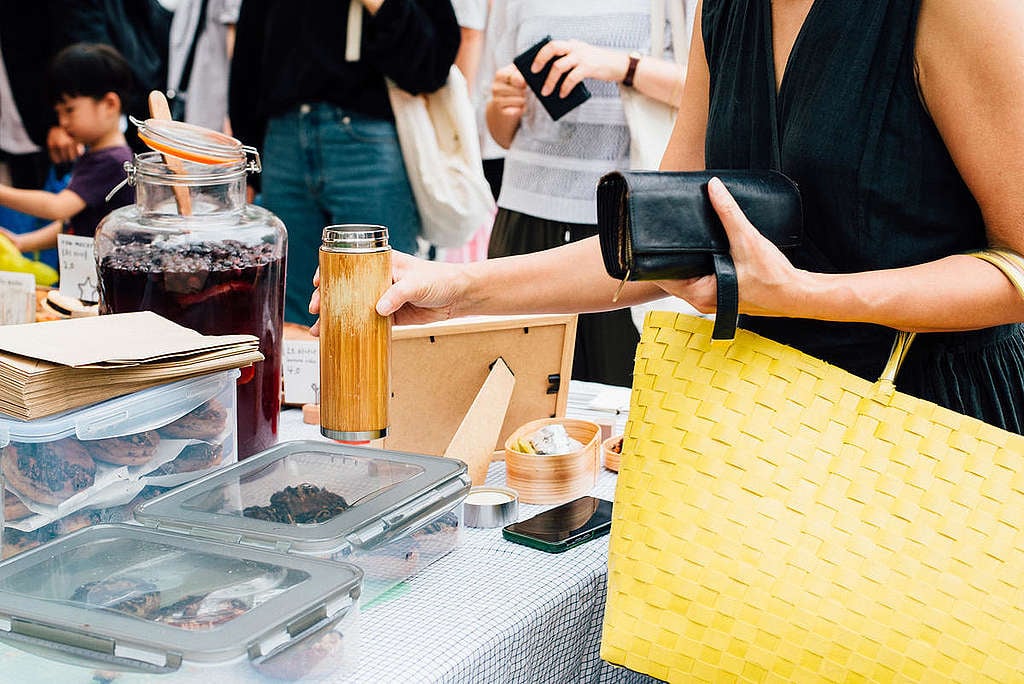 Plastic-Waste Zero Shopping at Farmers Market in Seoul, S. Korea. © Yolanta Siu / Greenpeace