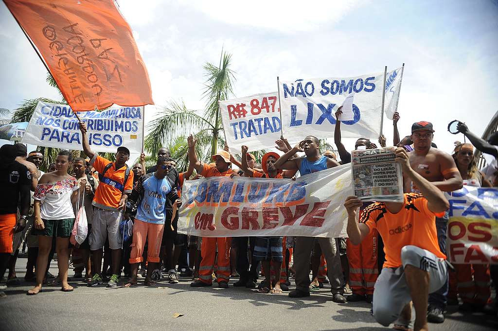 Street cleaners protest outside City Hall, Rio de Janeiro, Brazil. © Tânia Rêgo/ Agência Brasil