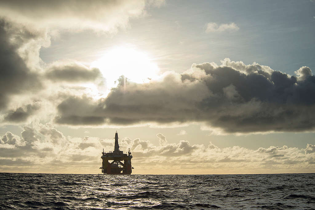 Shell's Oil Rig the Polar Pioneer in Pacific Ocean. © Vincenzo Floramo / Greenpeace