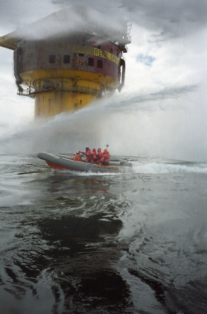 Action at Brent Spar Oil Rig in the North Sea. © Greenpeace / David Sims