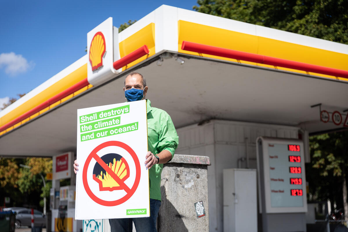 The Hague – In a historic verdict today, a Dutch court ruled that Shell is liable for damaging the climate. It is the first time that a major fo