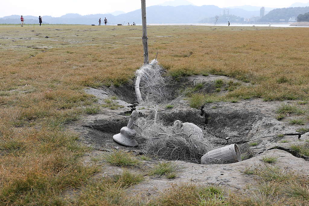 Fishing nets and other debris in Taiwan's Sun Moon Lake. © Cynthia Chen/ Greenpeace