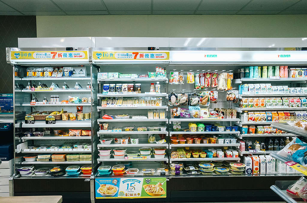 Single-use plastic products at convenience stores. © Greenpeace Single-use plastic products at convenience stores