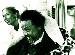 Joni Mitchell with Charles Mingus in 1978. © Sue Mingus