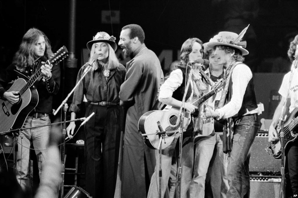 Roger McGuinn, Joni Mitchell, Richie Havens, Joan Baez, Bob Dylan. Rolling Thunder tour 1975. © AP