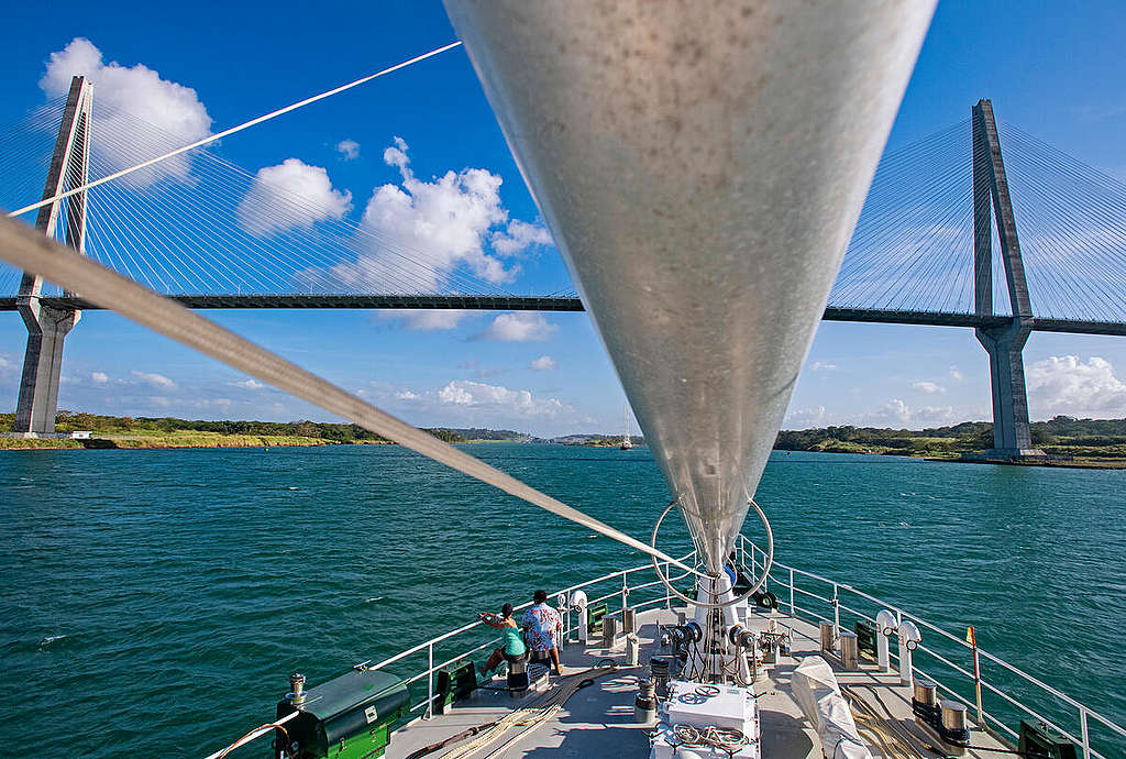 Rainbow Warrior in Panama. © Marten  van Dijl / Greenpeace