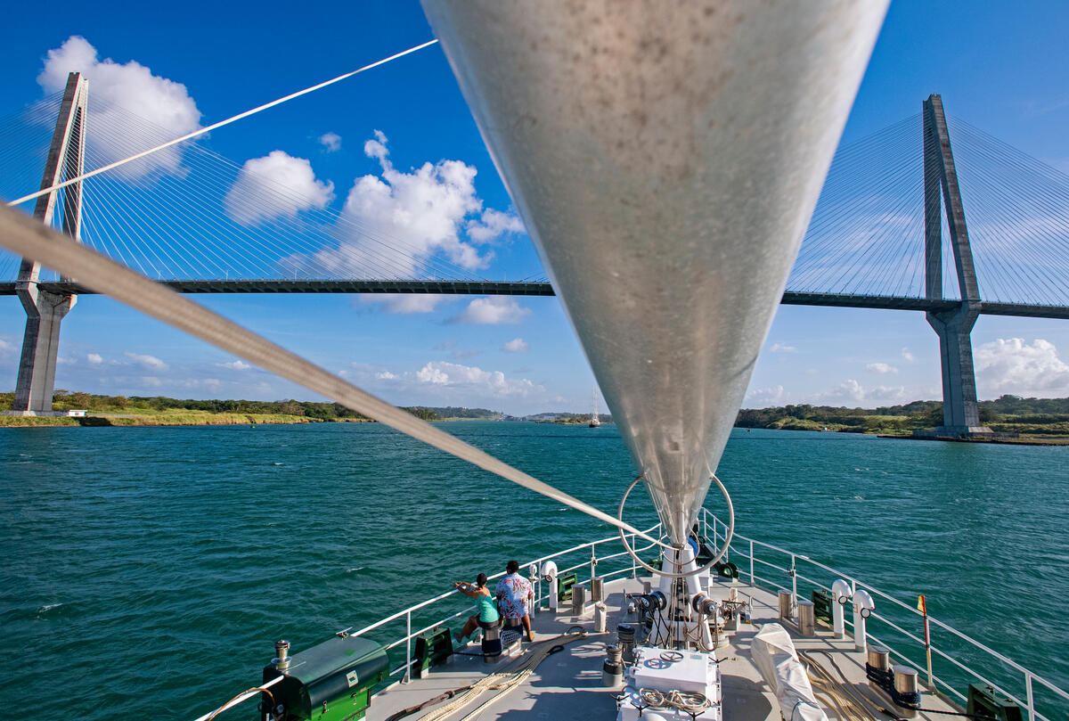 Rainbow Warrior in Panama. © Marten van Dijl / Greenpeace