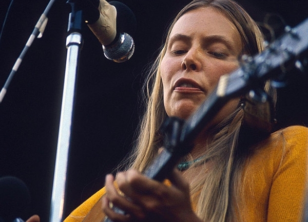 Joni Mitchell, Isle of Wight Pop Festival Britain, 1970 © BRIAN MOODY/REX