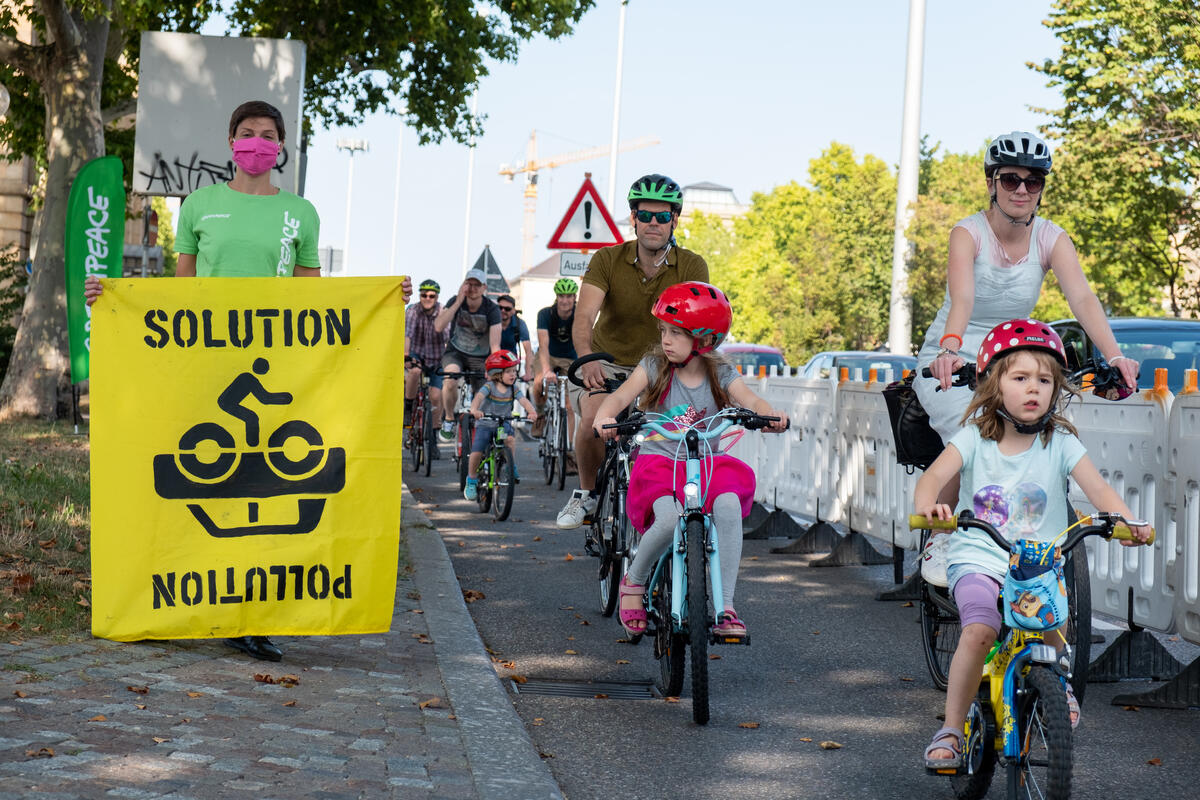 Protected Bike Lane Action in Stuttgart. © Andreas Varnhorn / Greenpeace