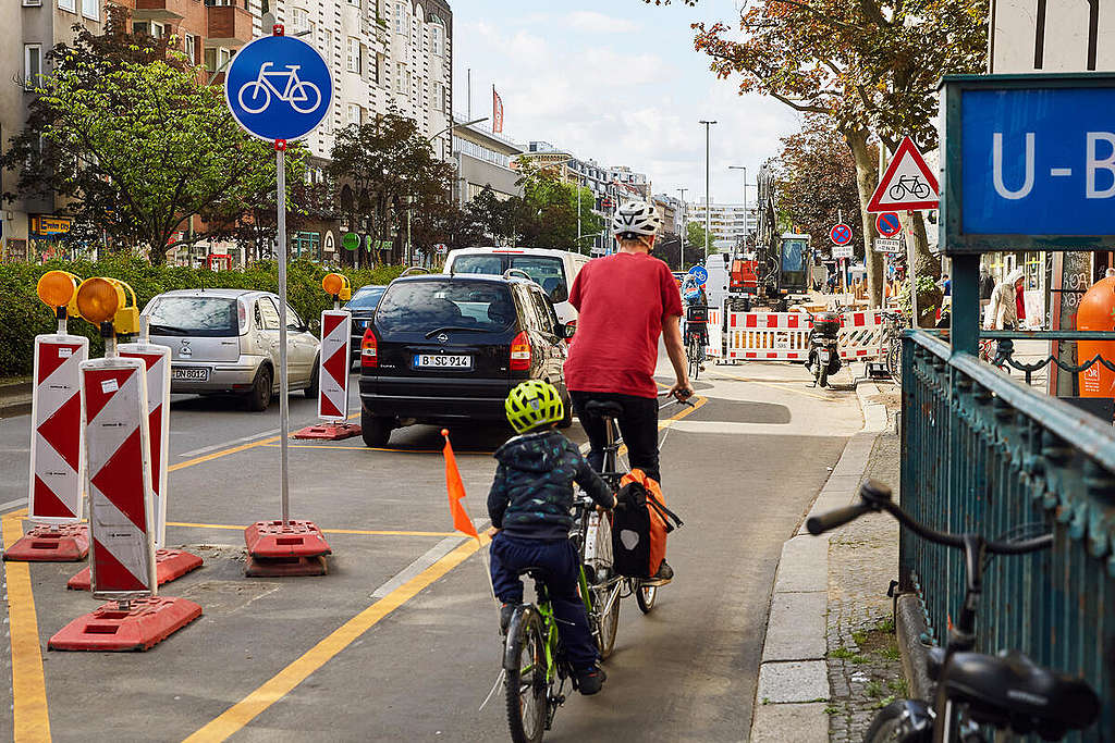 Pop-Up Bike Lane in Berlin. © Christian Rinke-Lazo / Greenpeace Pop-Up Bike Lane in Berlin. © Christian Rinke-Lazo / Greenpeace