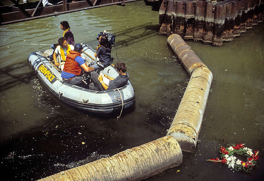 Great Lakes Beluga Tour 1988. © Robert Visser / Greenpeace